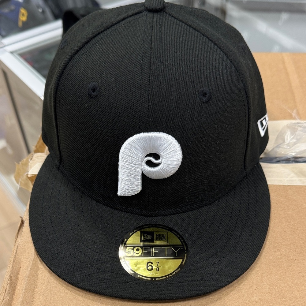 New Era Black 59FIFTY Cap Philadelphia Phillies black white P logo. 6 7/8